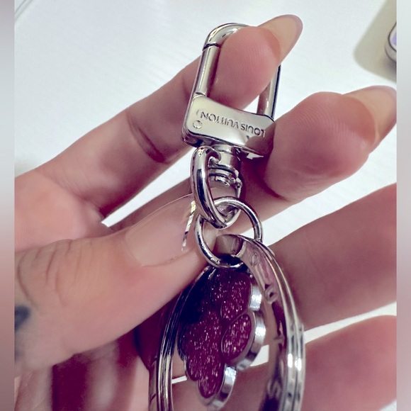 Louis Vuitton Silver Key Ring Porte cles - added dog paw pink and silver - Picture 5 of 12